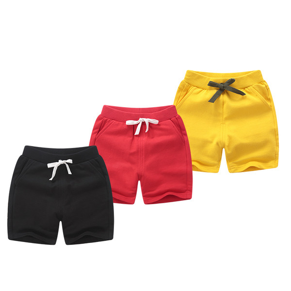 Pantaloni scurți pentru copii curați pentru un băiat în diferite culori, potriviti pentru utilizarea de zi cu zi