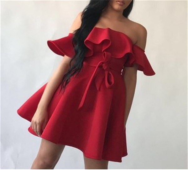 Κομψό καλοκαιρινό γυναικείο φόρεμα με πέπλα σε κομμένα σχέδια σε κόκκινο και λευκό χρώμα