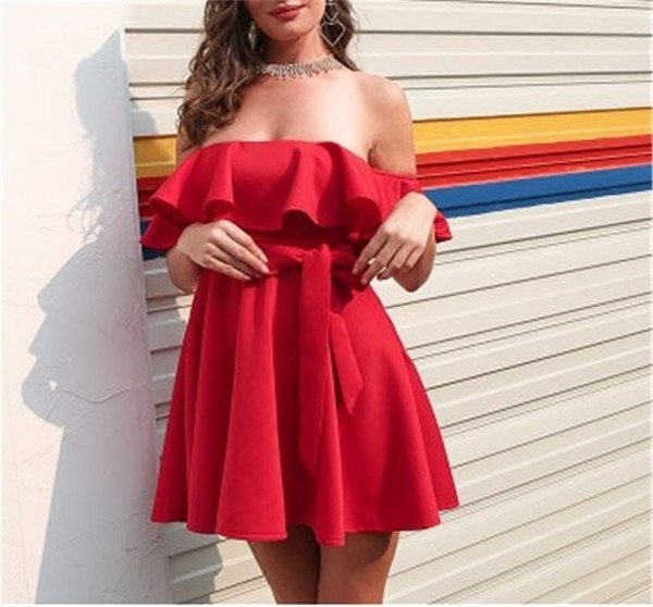 Κομψό καλοκαιρινό γυναικείο φόρεμα με πέπλα σε κομμένα σχέδια σε κόκκινο και λευκό χρώμα