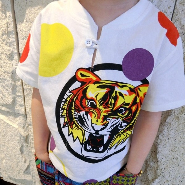 Set copii modern pentru baieti in doua parti - camasa cu aplicatie colorata si pantaloni tip potur cu model color