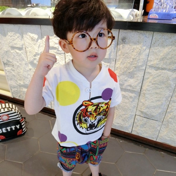 Set copii modern pentru baieti in doua parti - camasa cu aplicatie colorata si pantaloni tip potur cu model color