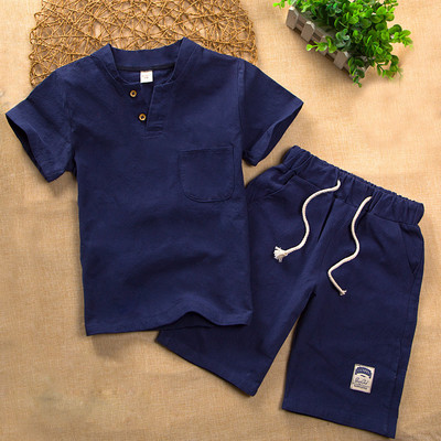 Модерен детски спортно-ежедневен екип за момчета от две части - тениска с шпиц + къси панталони с щампа и връзки в няколко цвята