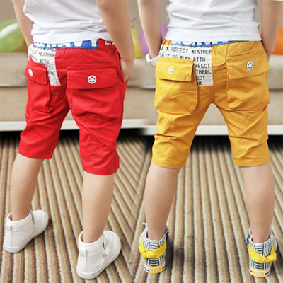 Pantaloni 3/4 copii cu buzunare mari la spate si imprimeu in trei culori, pentru baieti