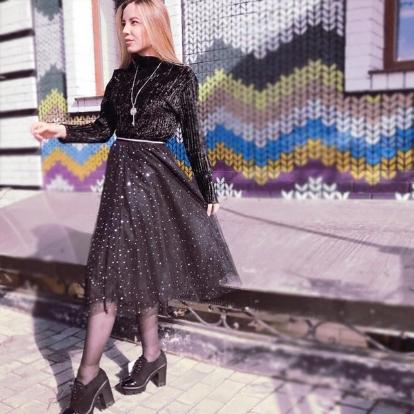 Κομψή γυναικεία φούστα σε τρία χρώματα με λαμπερά στοιχεία, μήκος κάτω από τα γόνατα