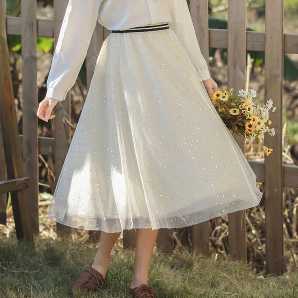 Κομψή γυναικεία φούστα σε τρία χρώματα με λαμπερά στοιχεία, μήκος κάτω από τα γόνατα