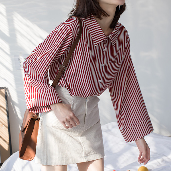 Cămașă de damă în dungi cu mâneci lungi și buzunar decorativ - model larg