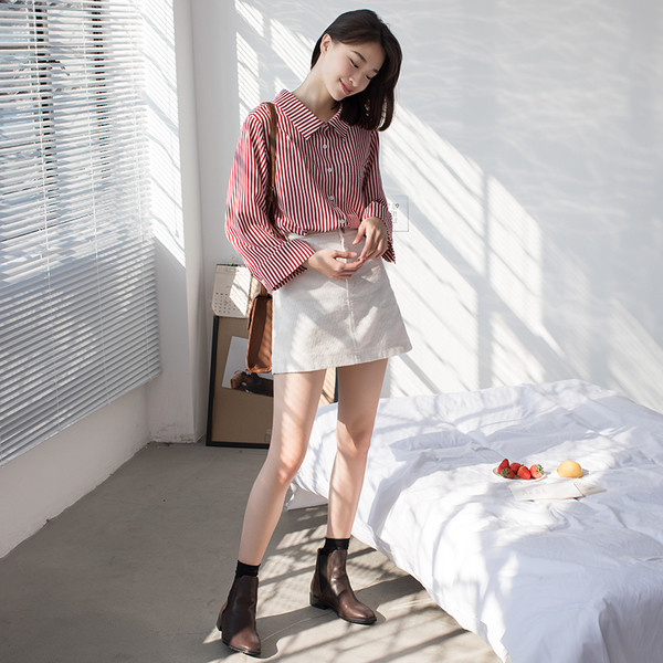 Cămașă de damă în dungi cu mâneci lungi și buzunar decorativ - model larg