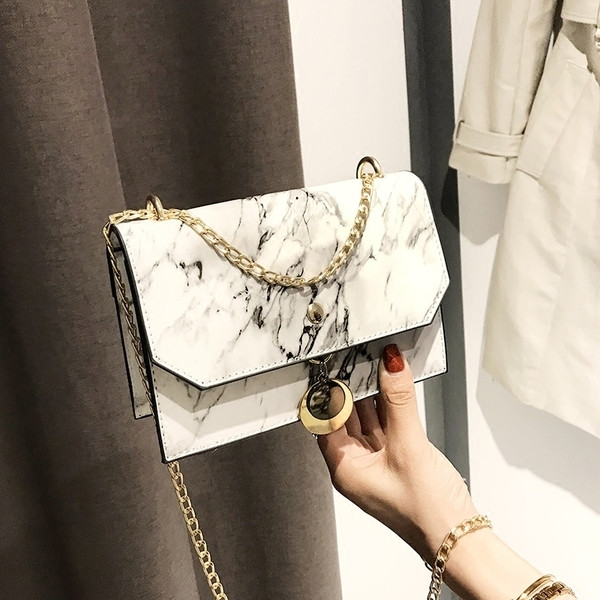 Geanta de dama mini eleganta alb-negru cu maner metalic si decor metalic