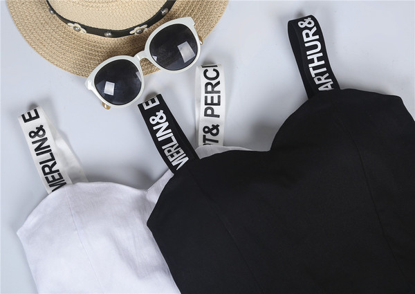 Top de vară alb-negru cu bretele subțiri cu inscripție