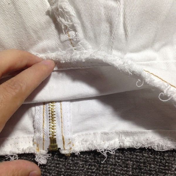 Bustieră de damă din denim cu motive rupte și inscripție în trei culori