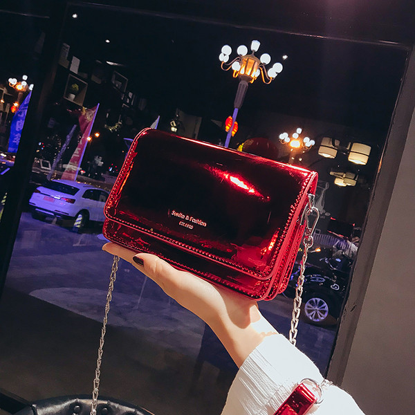 Mini geanta de mana simpla din piele lacuita in patru culori cu maner metalic