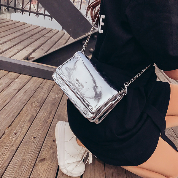 Mini geanta de mana simpla din piele lacuita in patru culori cu maner metalic