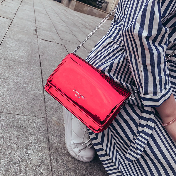 Mini geanta de mana simpla din piele lacuita in patru culori cu maner metalic