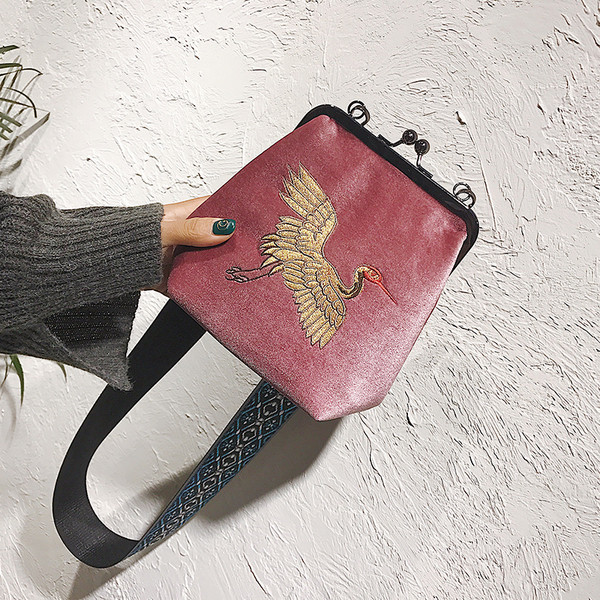 Geanta de dama moderna din catifea cu maner larg