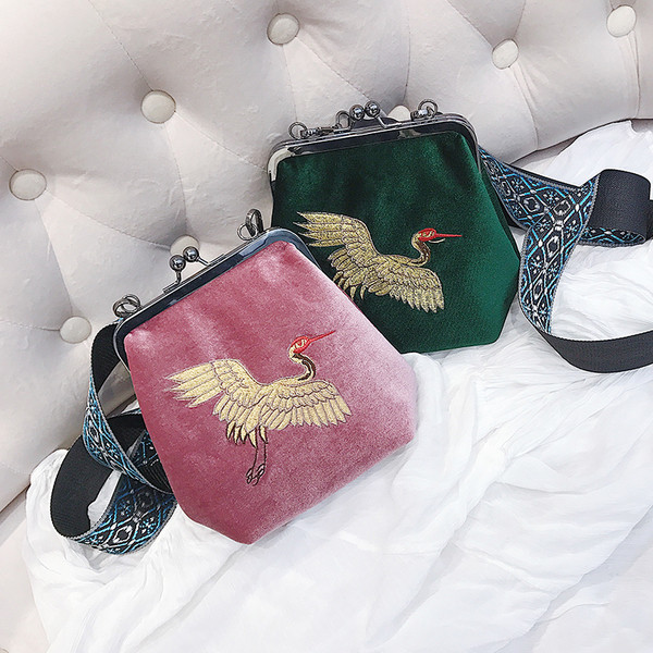 Geanta de dama moderna din catifea cu maner larg