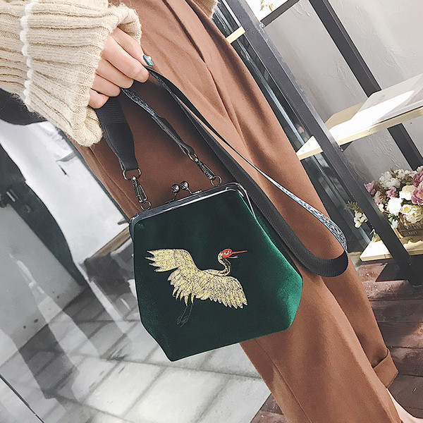 Geanta de dama moderna din catifea cu maner larg