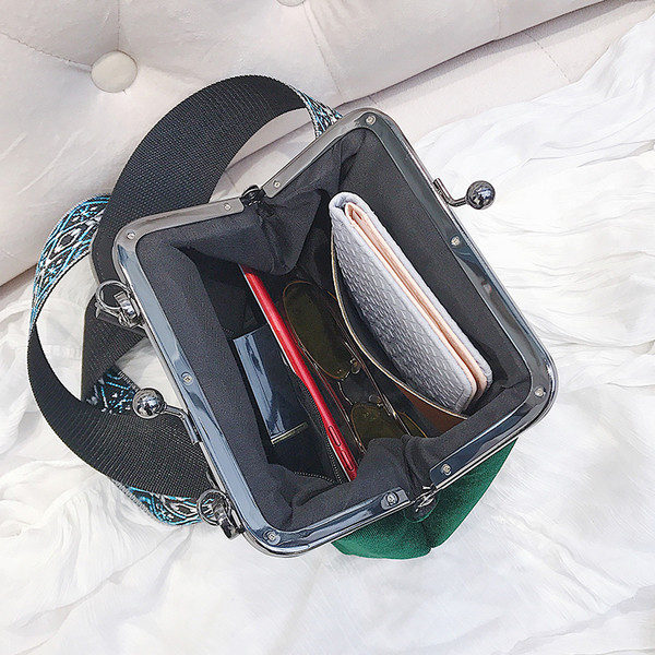 Geanta de dama moderna din catifea cu maner larg