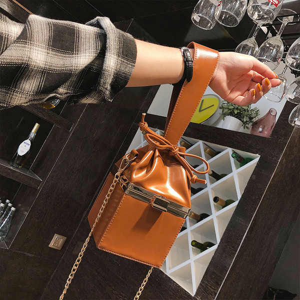 Geanta de dama stilata tip cutie cu manere duble