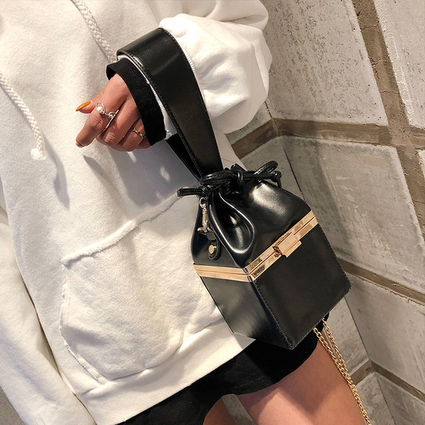 Geanta de dama stilata tip cutie cu manere duble