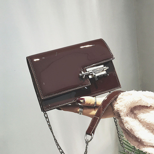 Geanta de dama simpla si eleganta, cu maner metalic si prindere interesanta