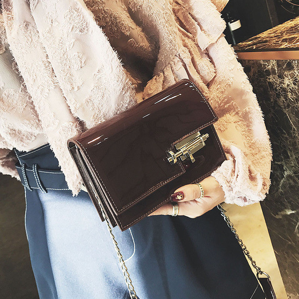 Geanta de dama simpla si eleganta, cu maner metalic si prindere interesanta