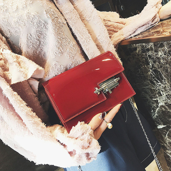 Geanta de dama simpla si eleganta, cu maner metalic si prindere interesanta