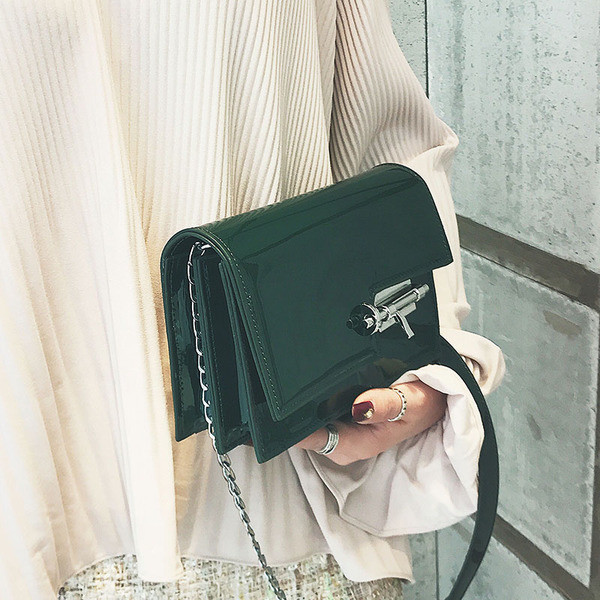 Geanta de dama simpla si eleganta, cu maner metalic si prindere interesanta