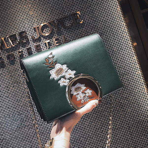 Geanta de mana delicata cu broderie si maner metalic, in trei culori