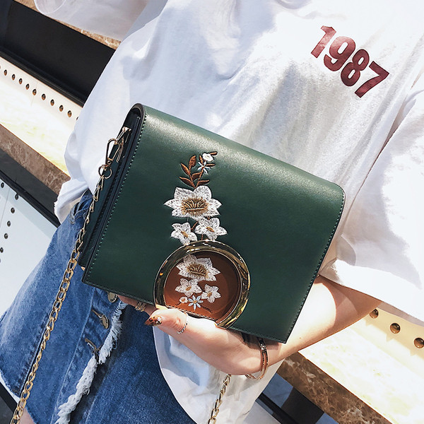 Geanta de mana delicata cu broderie si maner metalic, in trei culori