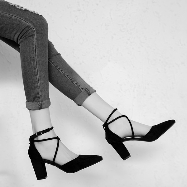 Pantofi de dama cu toc cu bretele in negru