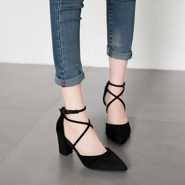 Pantofi de dama cu toc cu bretele in negru