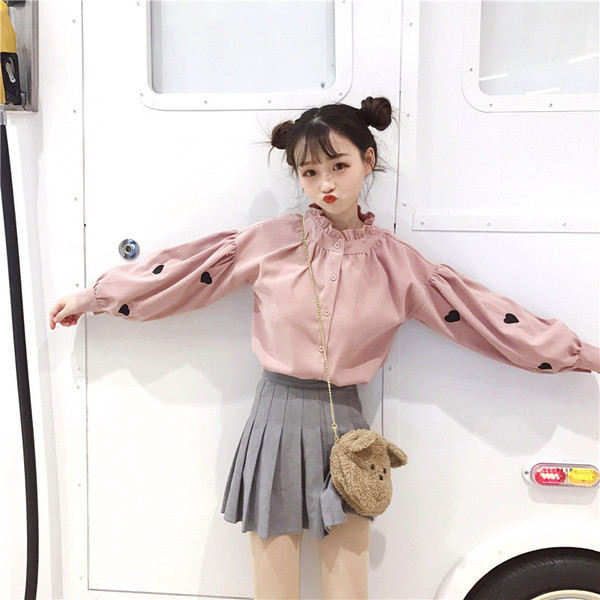 Cămașă de damă de ultimă generație cu mâneci lanternă și inimioare de broderie