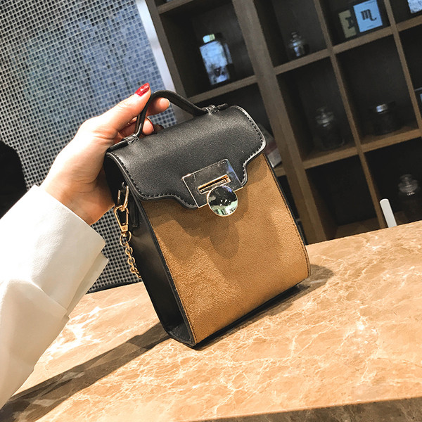 Geanta mini de dama, potrivita pentru utilizarea de zi cu zi cu maner metalic in forma dreptunghiulara