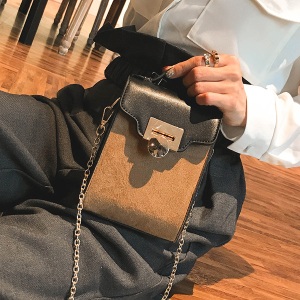 Geanta mini de dama, potrivita pentru utilizarea de zi cu zi cu maner metalic in forma dreptunghiulara