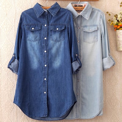 Μακρύ γυναικείο πουκάμισο  τζιν με τσέπες σε δύο χρώματα - γαλάζιο και σκούρο μπλε χρώμα