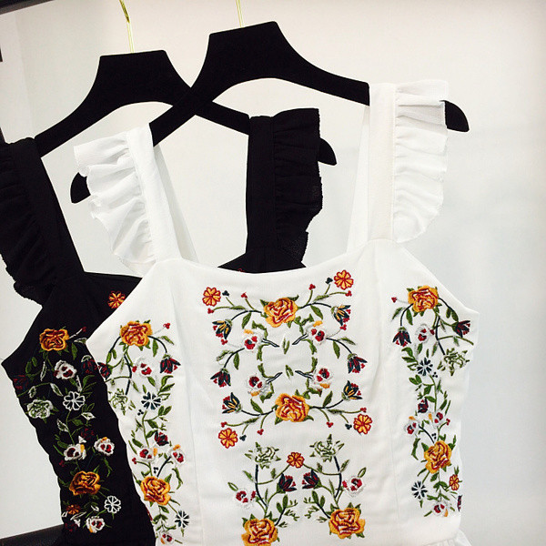 Maieu elegant de dama alb-negru cu broderie florala - model scurt