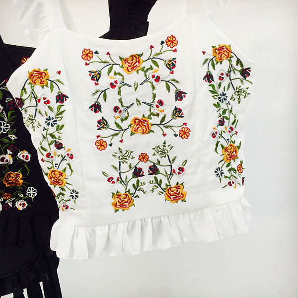 Maieu elegant de dama alb-negru cu broderie florala - model scurt