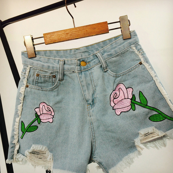 Pantaloni scurți moderni din denim cu talie înaltă și broderie