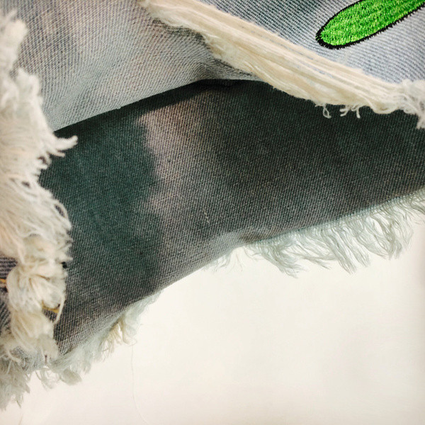 Pantaloni scurți moderni din denim cu talie înaltă și broderie