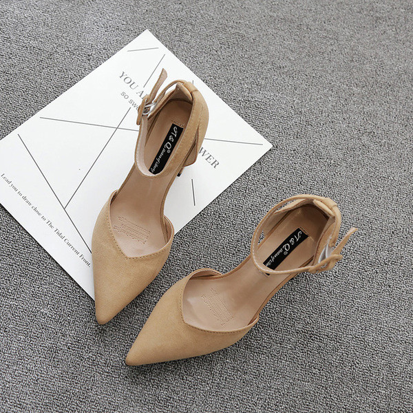 Γυναικεία παπούτσια με  παχύ τακούνι  σε δύο χρώματα