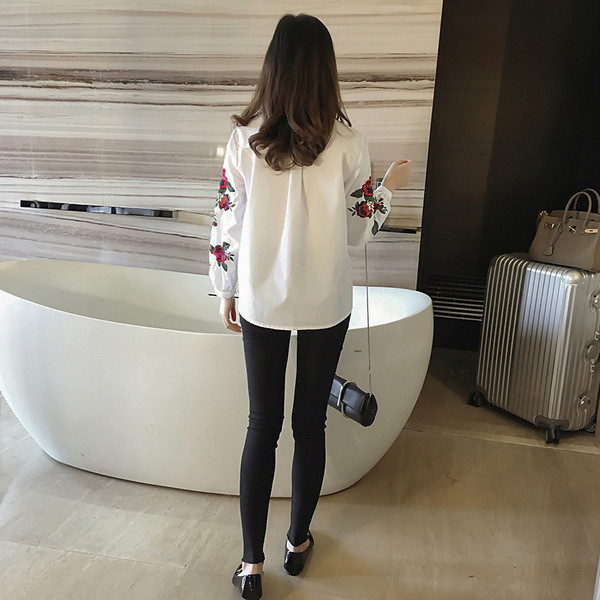 Cămașă modernă de damă în dungi cu broderie florală laterală