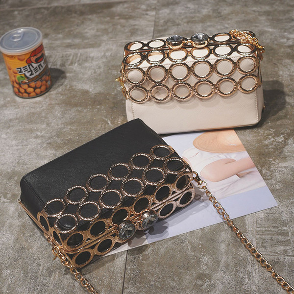 Geanta de dama eleganta in patru culori cu decor metalic cu maner metalic