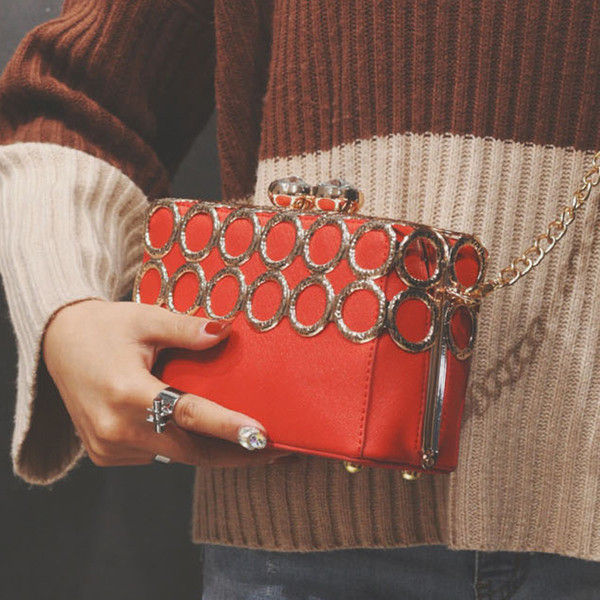 Geanta de dama eleganta in patru culori cu decor metalic cu maner metalic