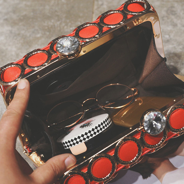 Geanta de dama eleganta in patru culori cu decor metalic cu maner metalic