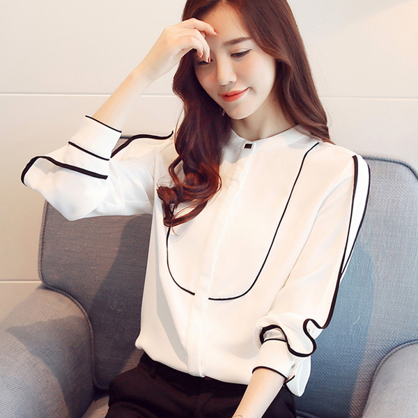 Cămașă elegantă de damă, cu guler în formă de O, decorată cu dungi negre și volan
