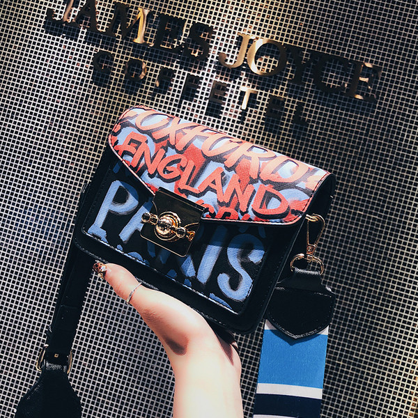 Geanta mini de dama in doua culori cu inscriptii colorate si bretele late