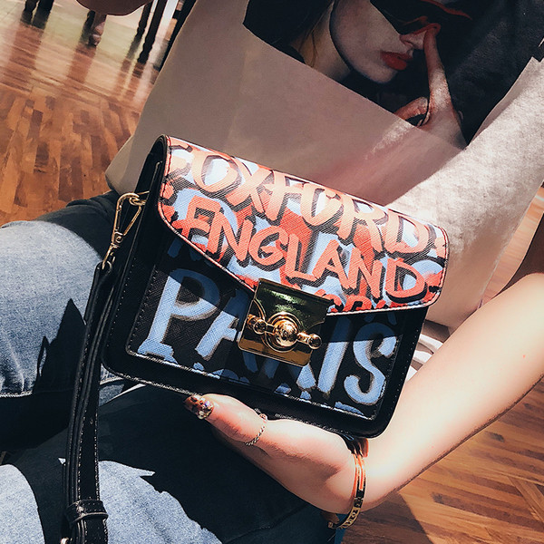 Geanta mini de dama in doua culori cu inscriptii colorate si bretele late