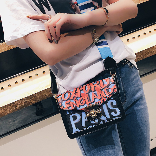 Geanta mini de dama in doua culori cu inscriptii colorate si bretele late