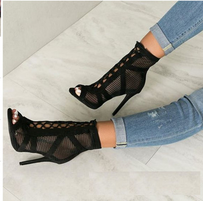 Стилни дамски обувки на висок ток с отвори в черен цвят