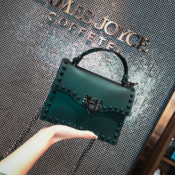 Μοντέρνα γυναικεία τσάντα με μεταλλική λαβή σε διάφορα χρώματα